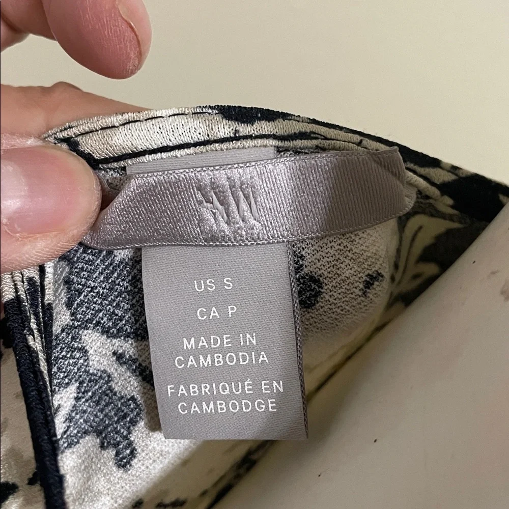 H&M Black and Cream Floral Midi Dress with crèpe wrap, Preowned - Picture 5 of 6